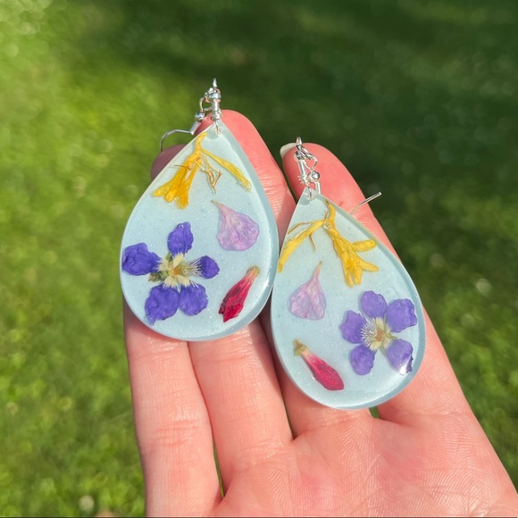 Handmade Dried Flower UV Resin Statement Dangle Earrings - Picture 6 of 16